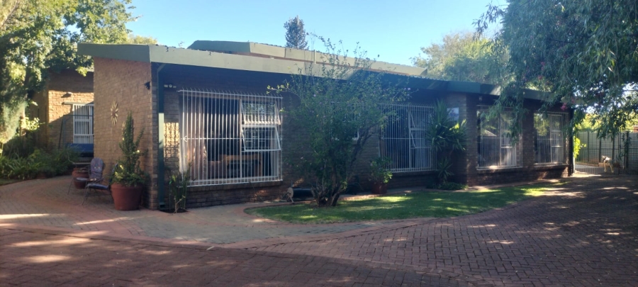 5 Bedroom Property for Sale in Langenhovenpark Free State